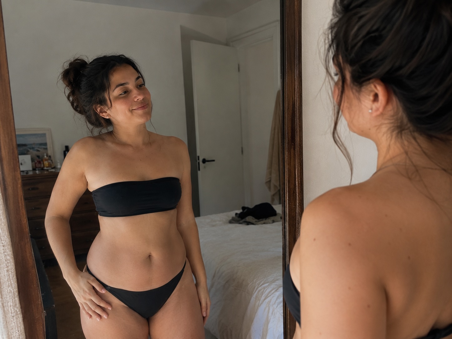 Lipoaspiração vs. Lipo HD no Rio de Janeiro — paciente avaliando o contorno do abdômen em frente ao espelho antes da consulta com cirurgião plástico em Ipanema