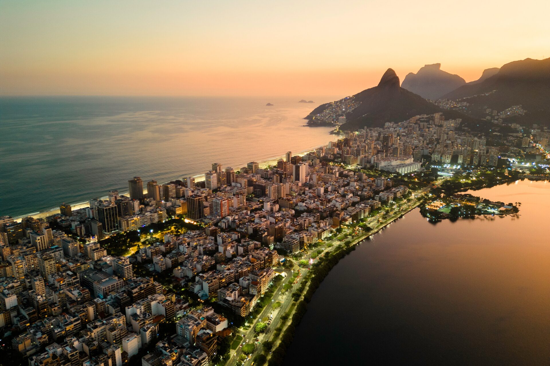 Vista da orla de Ipanema, Rio de Janeiro, ao entardecer — ambiente de recuperação para pacientes internacionais